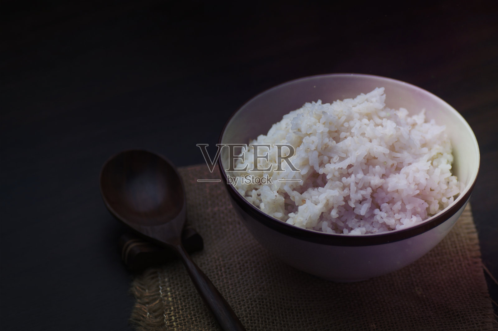 泰式米饭放在碗里，木勺放在桌子上照片摄影图片