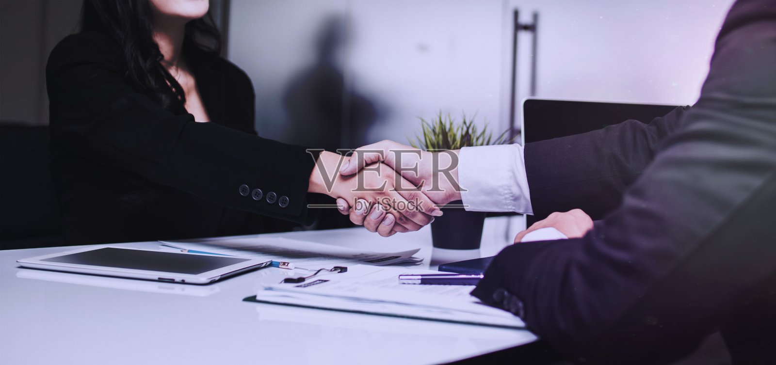 成功的商业人士握手，横着和横幅照片摄影图片