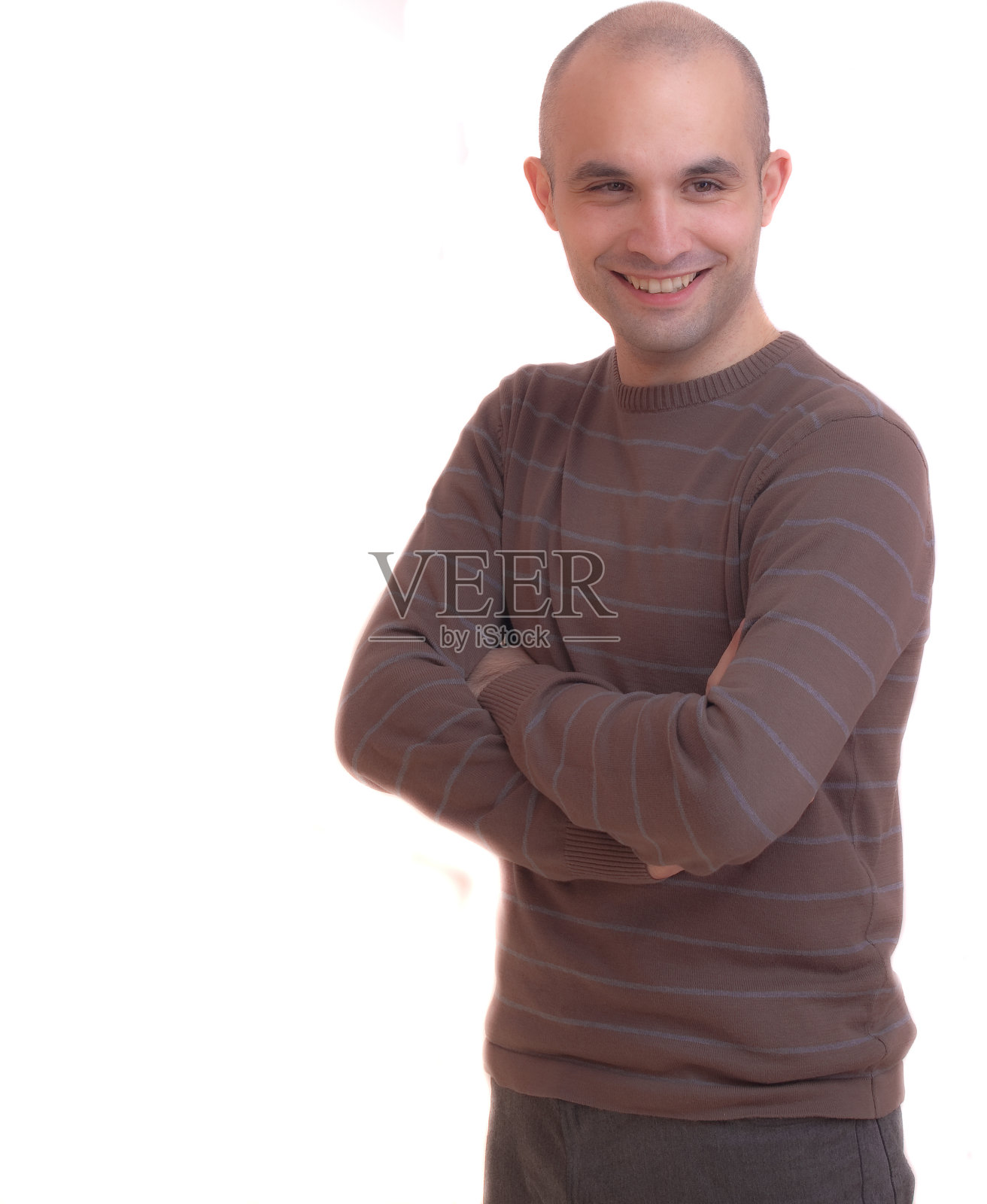 年轻的秃头男子微笑着双臂交叉在白色背景上照片摄影图片