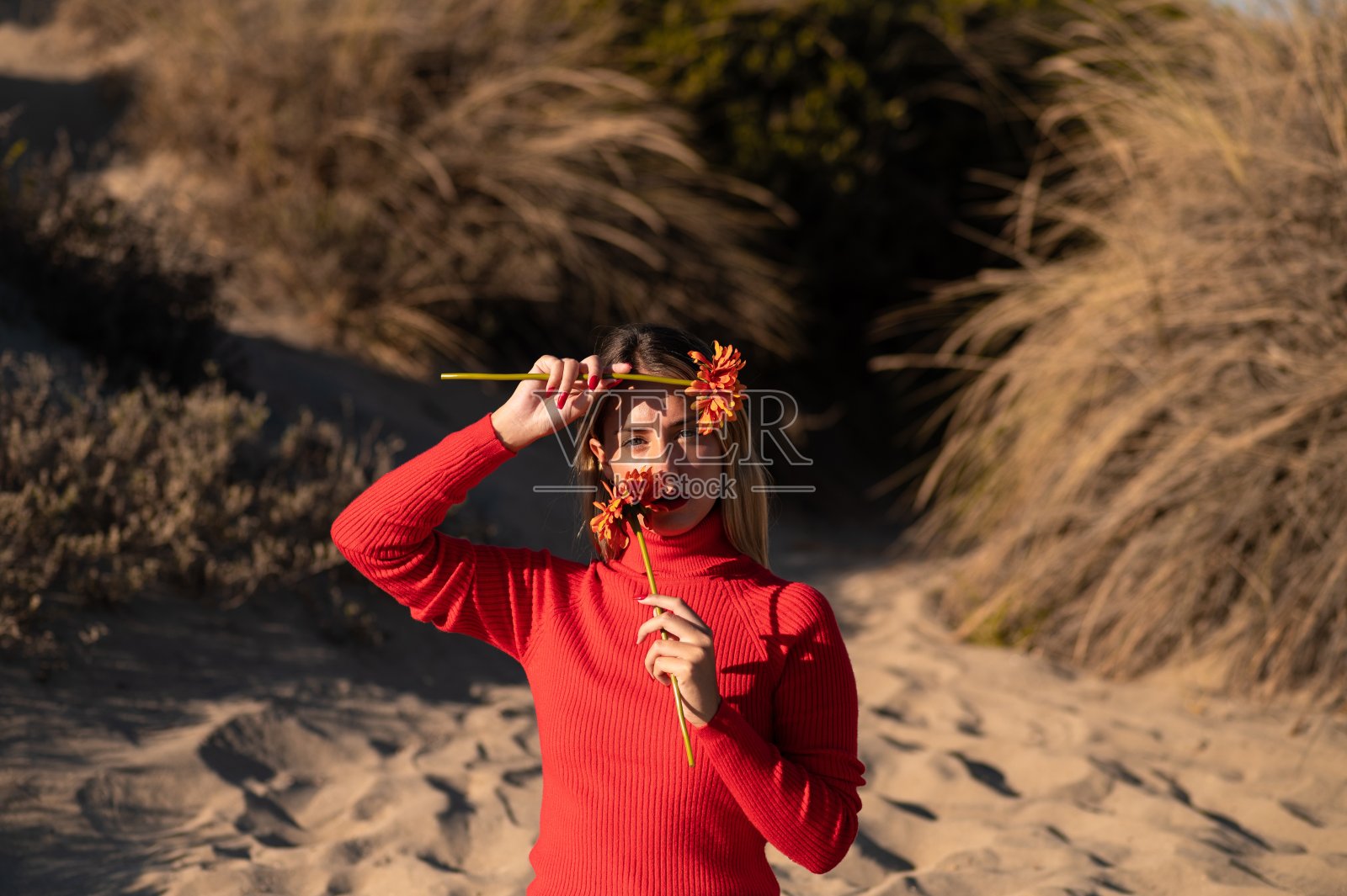 天空下的田野里的女人照片摄影图片