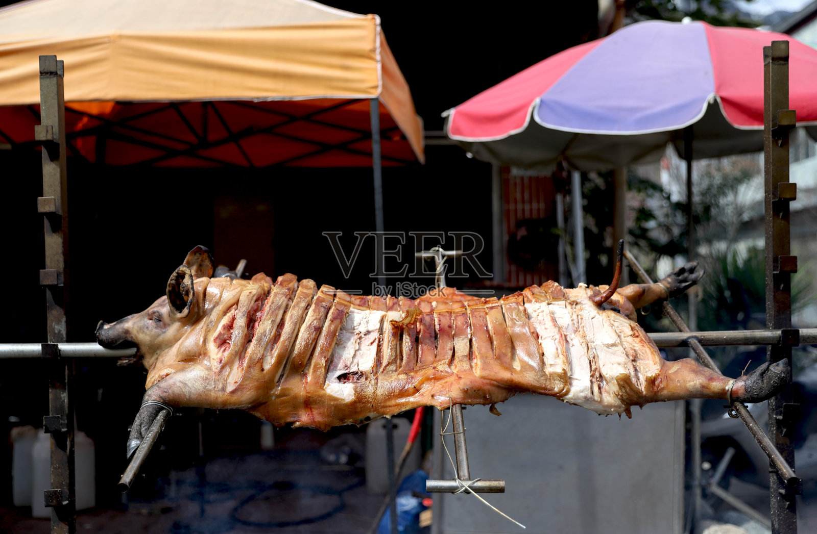 烤全猪照片摄影图片