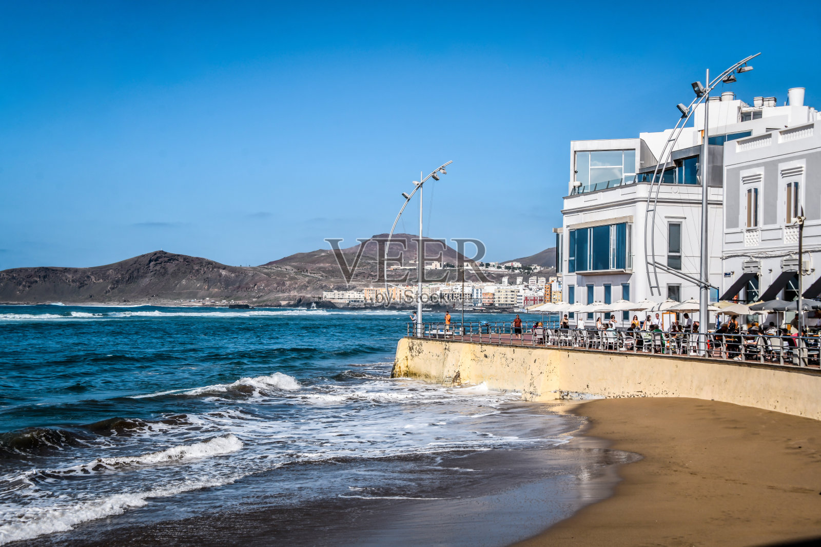 在西班牙大加那利岛拉斯帕尔马斯，人们望向大西洋照片摄影图片