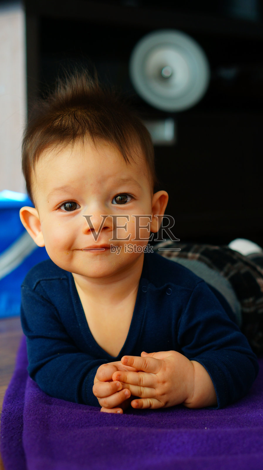 一个来自波兰的快乐男婴在室内的肖像照片摄影图片