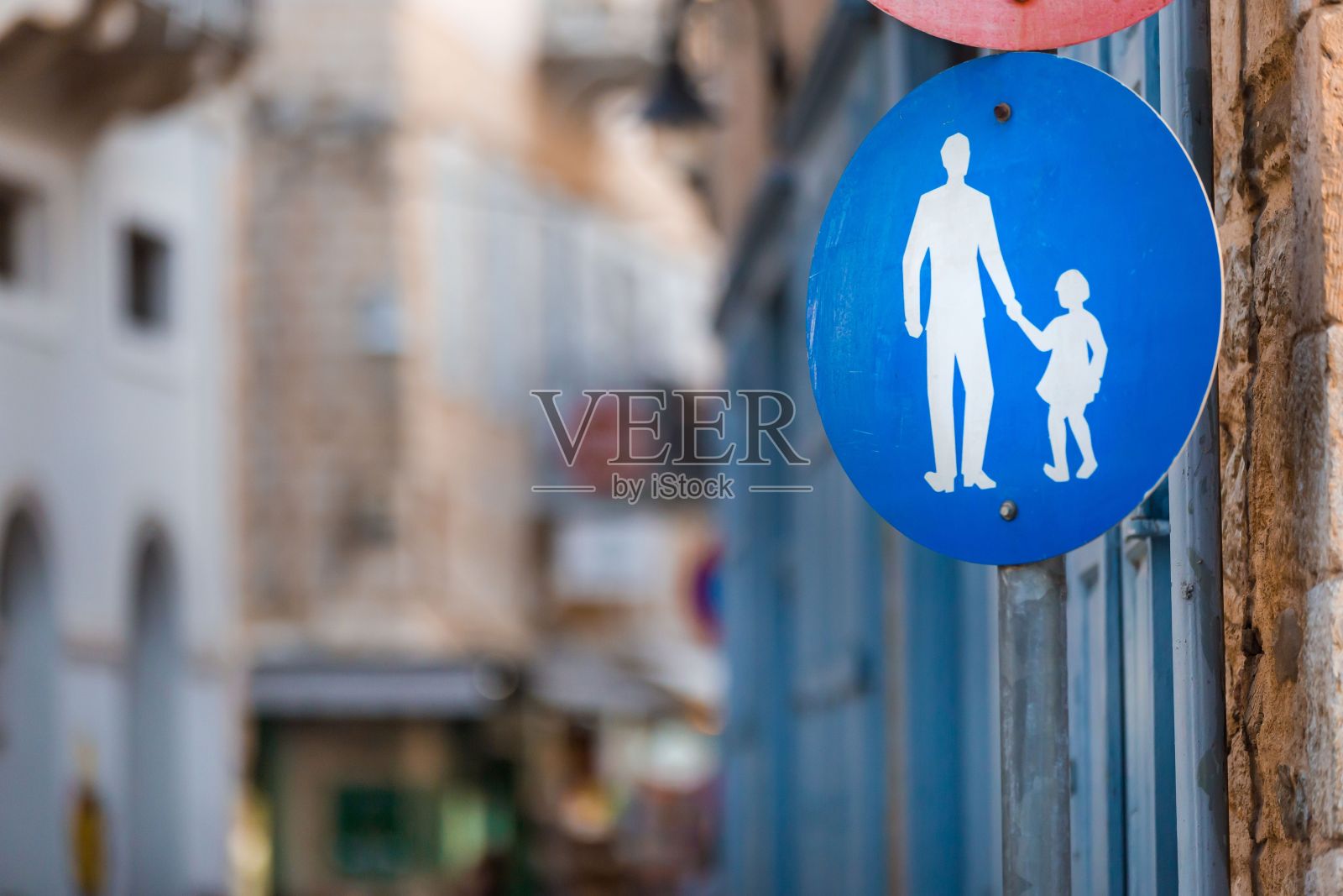 一个男人和一个小孩手牵着手的路标照片摄影图片