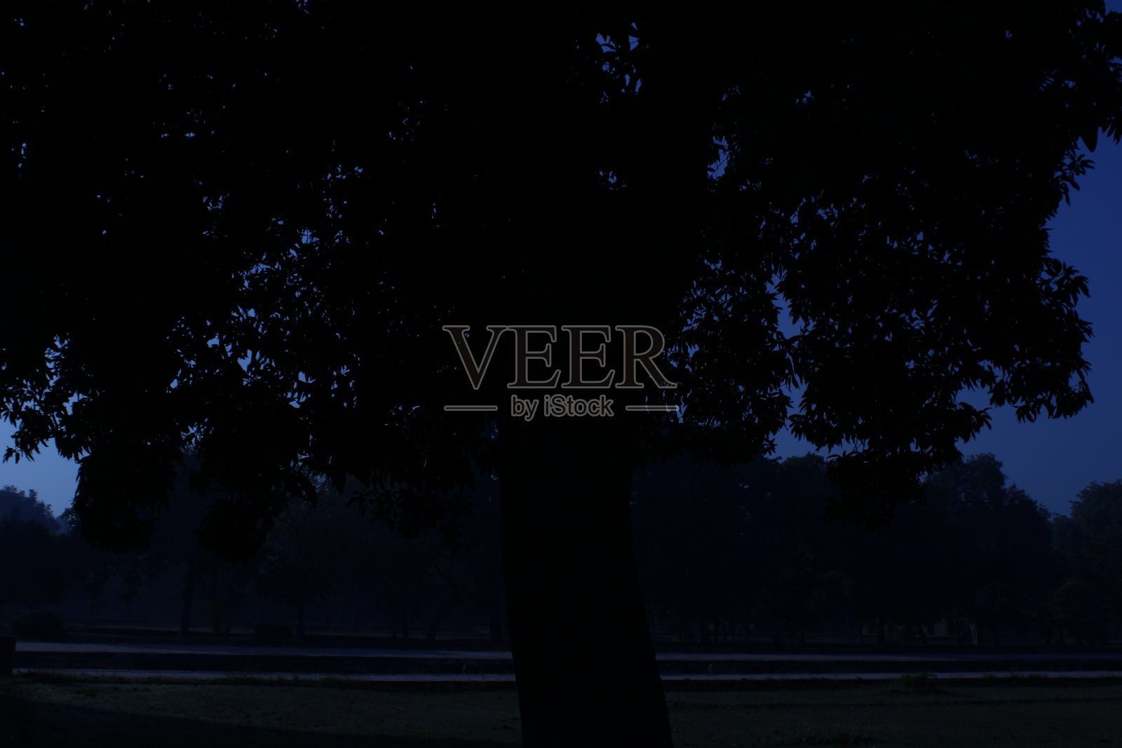 红堡在深红色夕阳下令人惊叹的剪影。照片摄影图片