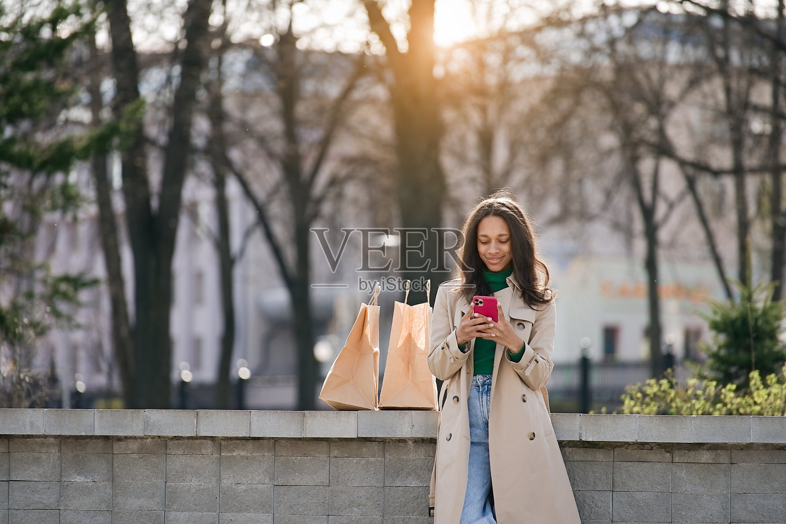 女人拿着购物袋在电话里聊天照片摄影图片