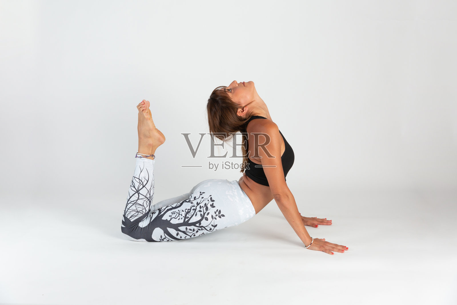 女性在瑜伽课在工作室孤立的白色背景照片摄影图片