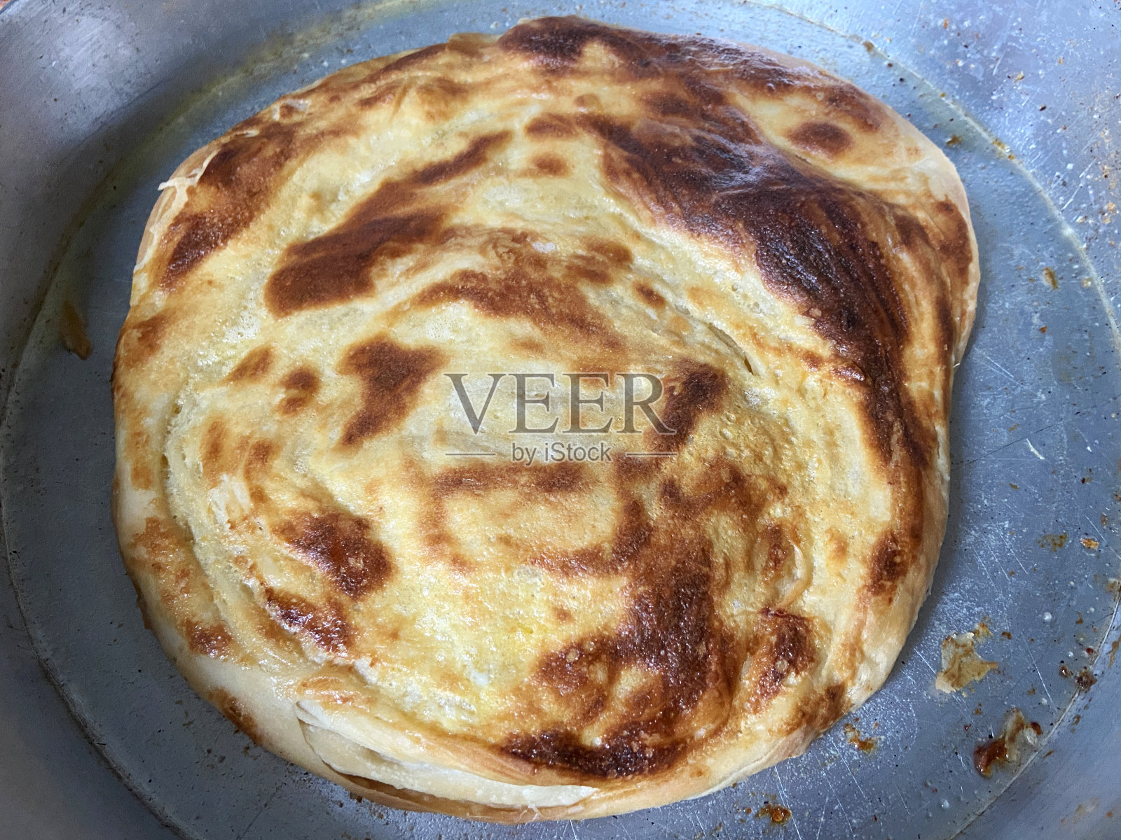 Homemade Turkish food börek in a cooking tray照片摄影图片