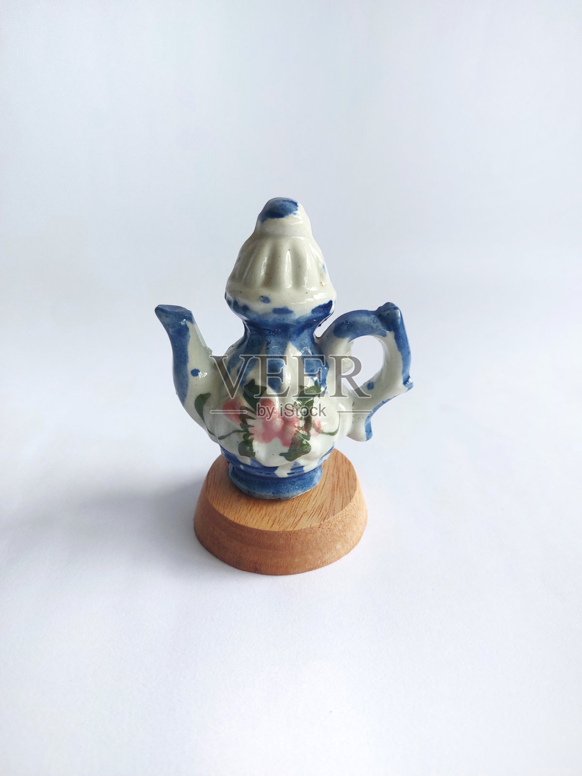 复古迷你茶壶与花卉图案照片摄影图片