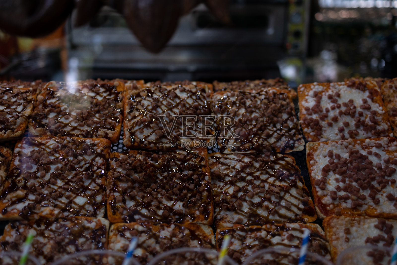 在节日或集市上，柜台上出售的不同披萨片。照片摄影图片