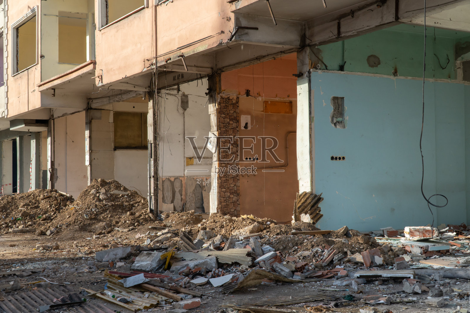 城市转型，即城市地区的再开发和振兴过程。在土耳其Golcuk Kocaeli的建筑工地拆除旧建筑的挖掘机。照片摄影图片