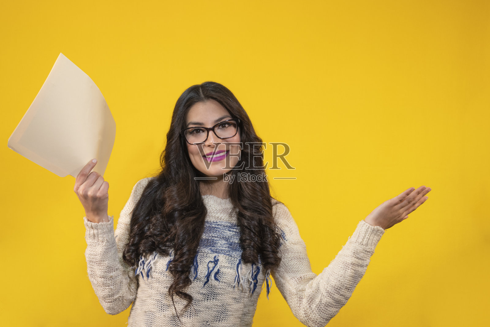 快乐的女人在黄色孤立的背景下接受好消息照片摄影图片