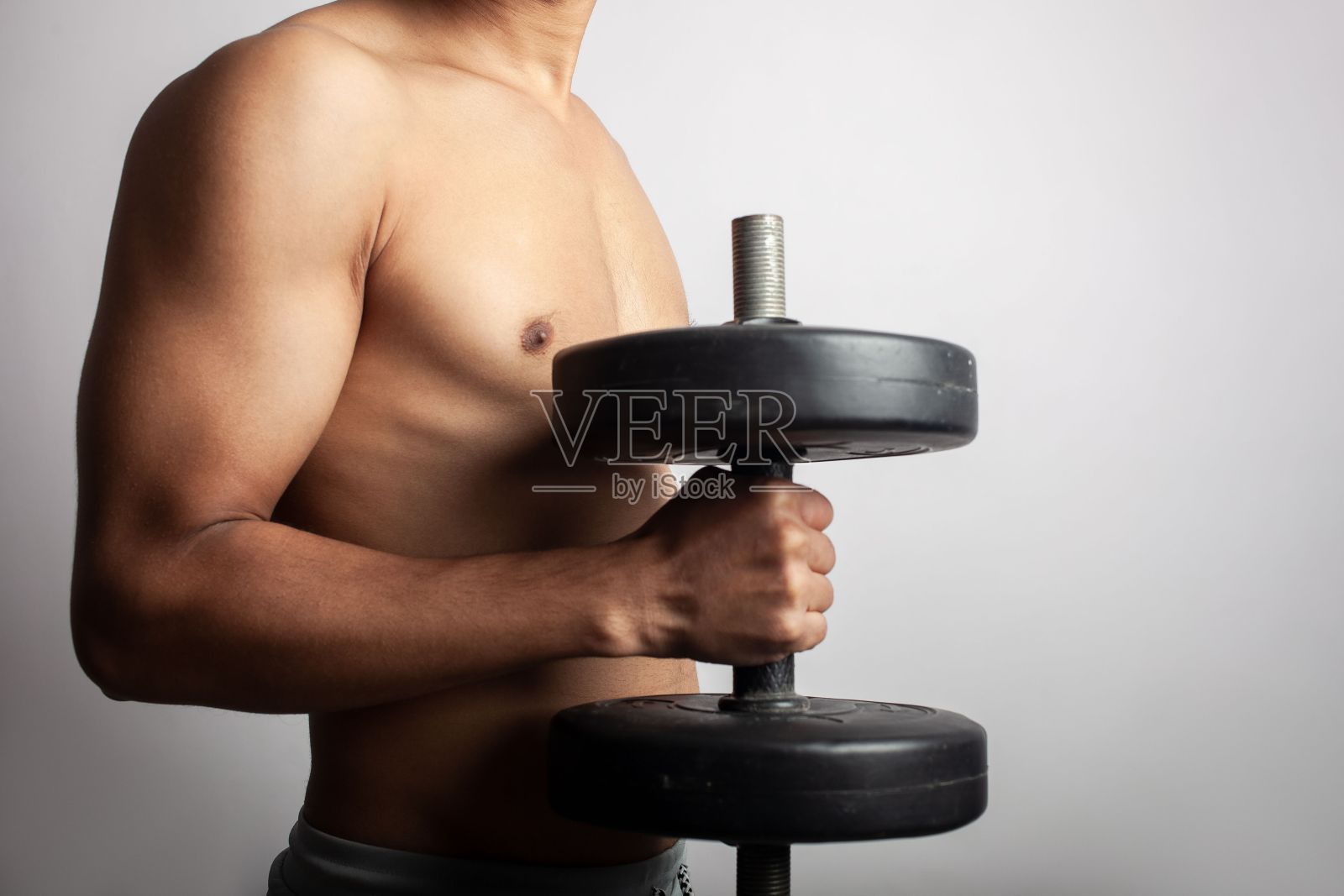 男性身体躯干显示二头肌卷曲锻炼锻炼白色背景照片摄影图片