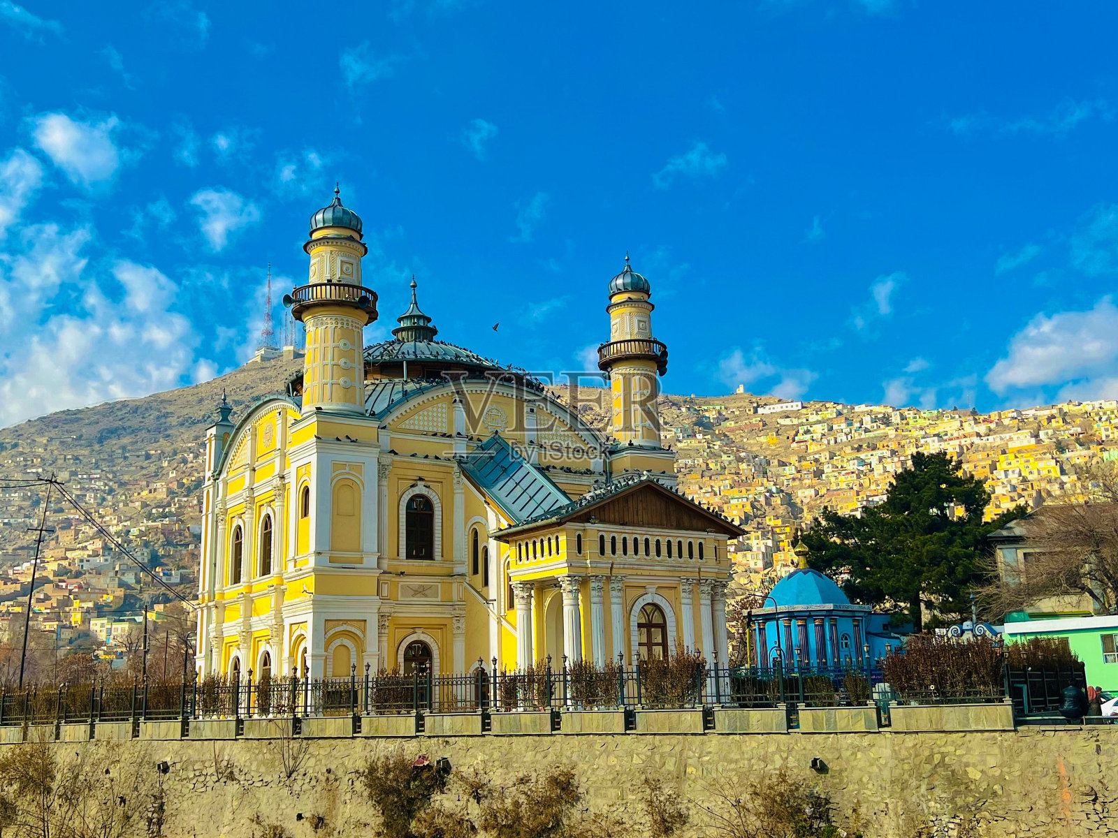 Shah Du Shamshira Jamia清真寺，背景是多云的蓝天，在阿富汗喀布尔照片摄影图片