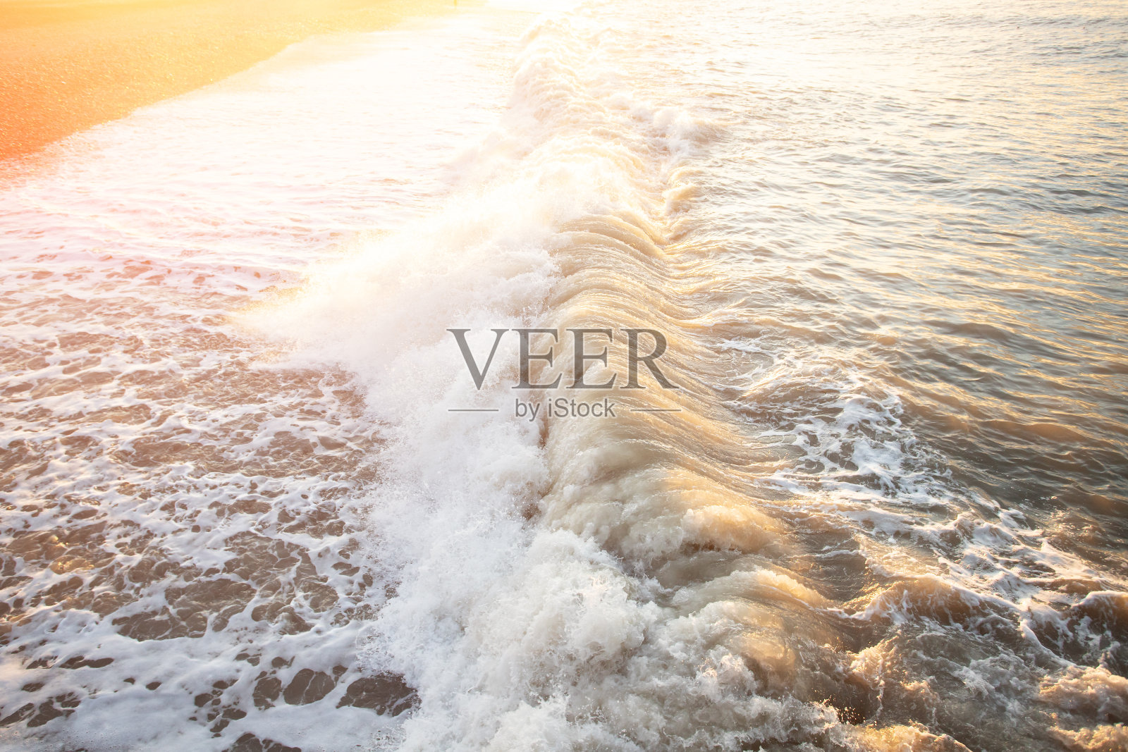 海浪撞击，海上风暴的空中俯视图，海景，无人机拍摄照片摄影图片