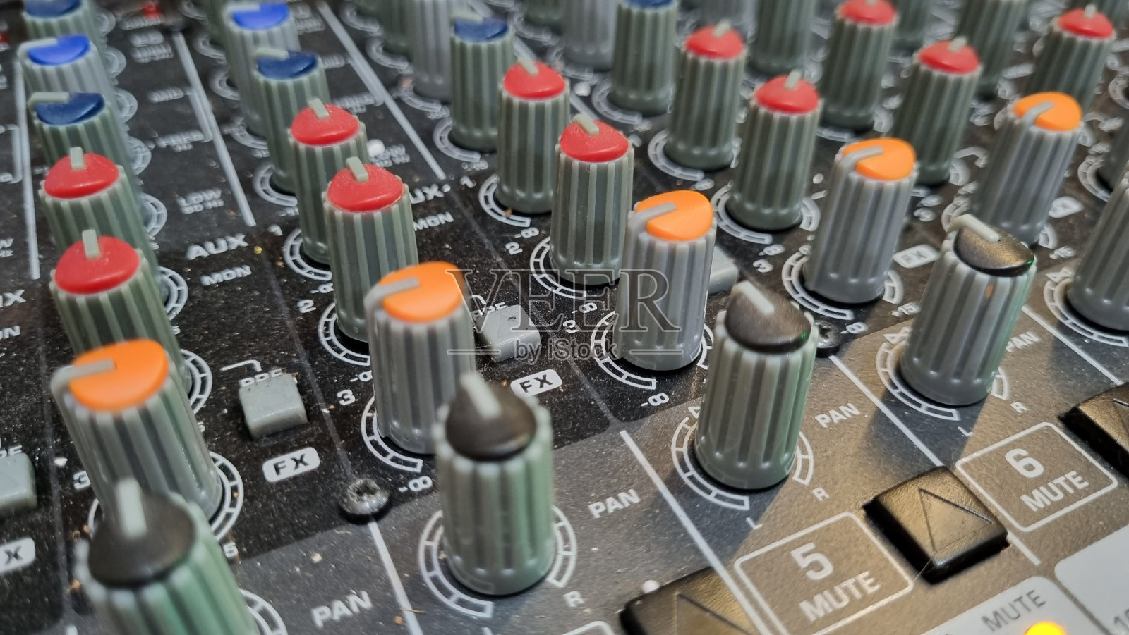混音器。专业的音频混合控制台与灯，按钮，推子和滑块。背景与选择性焦点。照片摄影图片