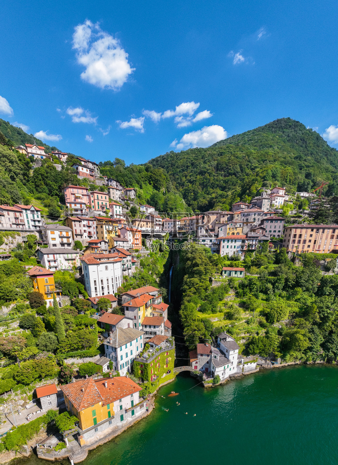 鸟瞰内索，一个风景如画、色彩斑斓的村庄，坐落在意大利科莫湖畔照片摄影图片