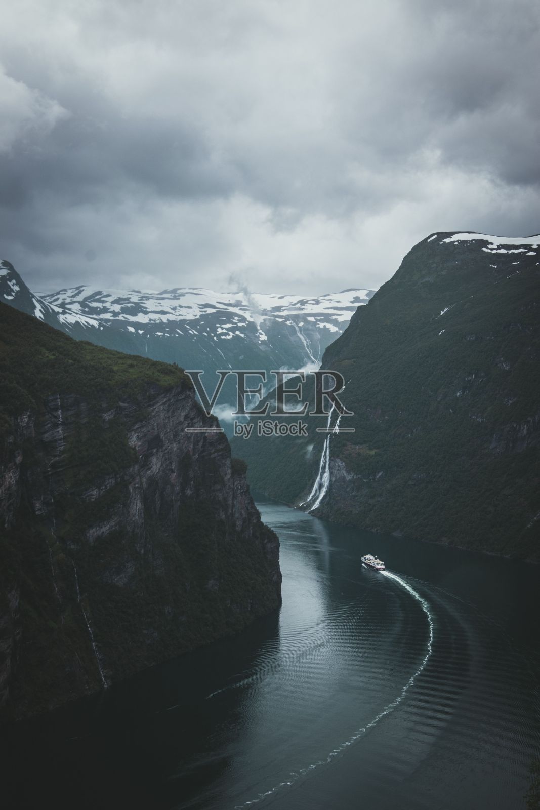 Geiranger的垂直视图，挪威在阴天照片摄影图片