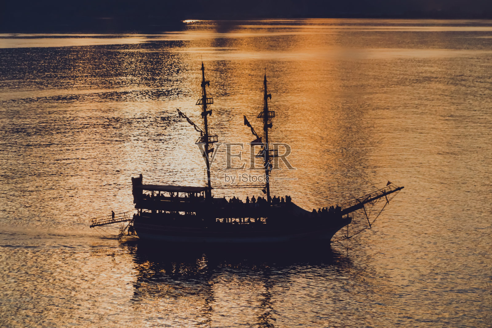 风景的船-游艇在地中海与橙色日落期间在安塔利亚，土耳其照片摄影图片