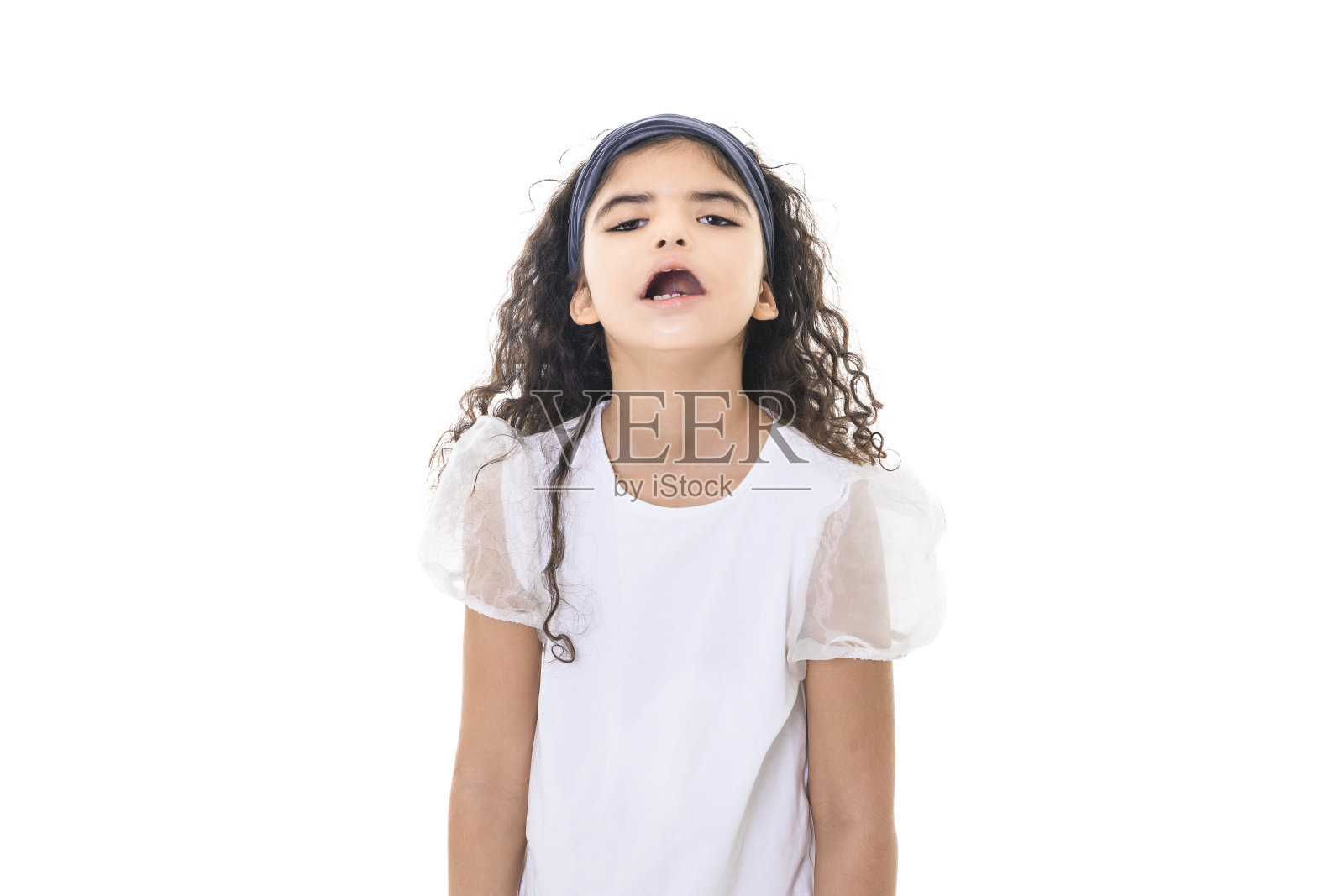 卷曲的深色头发的孩子女孩在白色的背景照片摄影图片