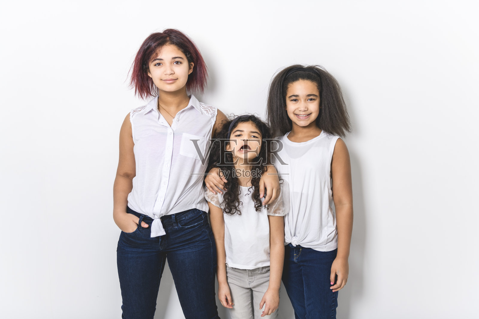 可爱的孩子妹妹女孩在工作室白色背景照片摄影图片