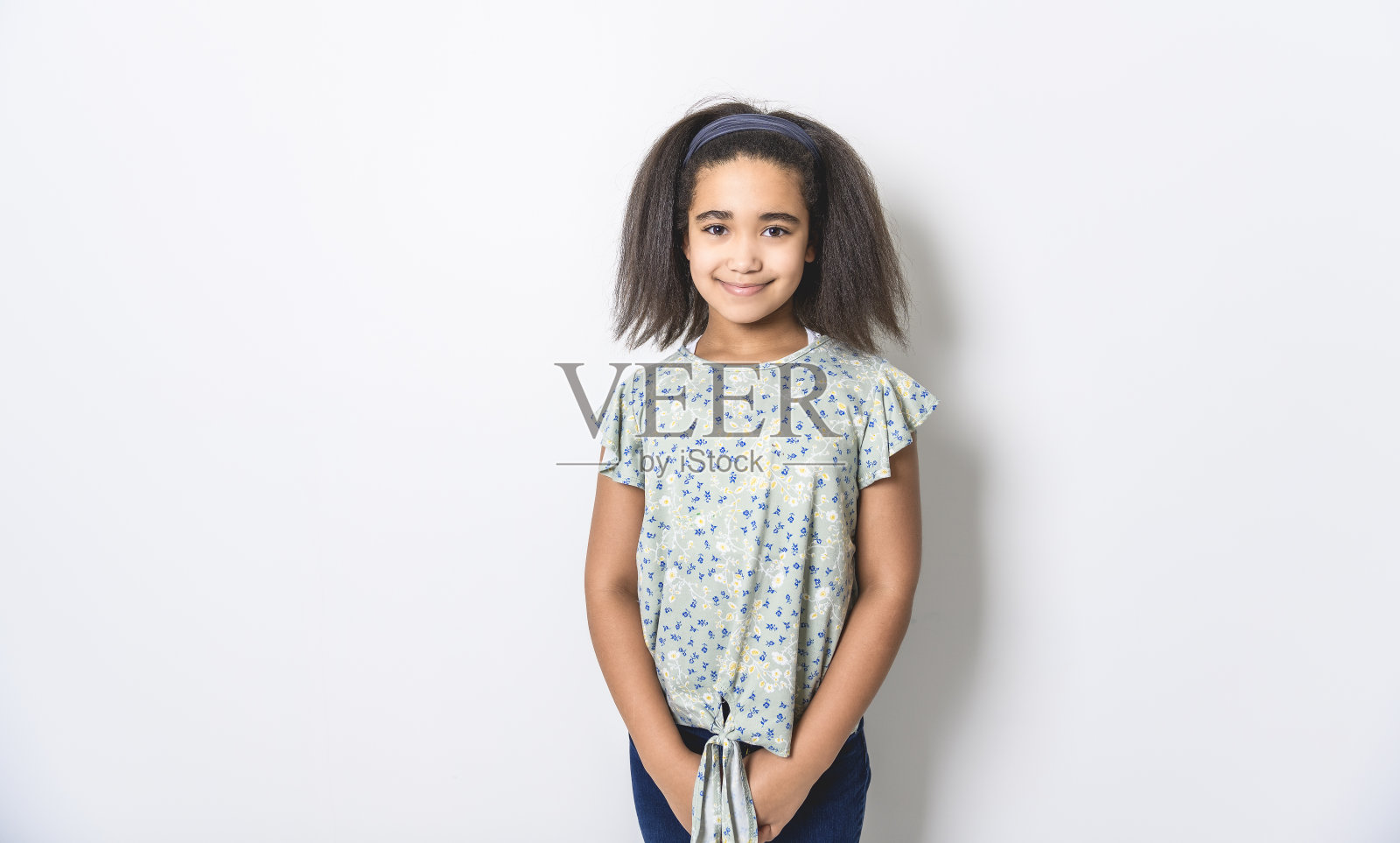 可爱的9岁的孩子女孩在工作室白色背景照片摄影图片