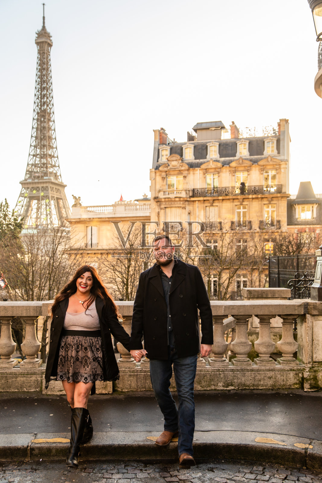 法国巴黎，这对幸福的情侣以埃菲尔铁塔为背景拍摄的垂直照片照片摄影图片