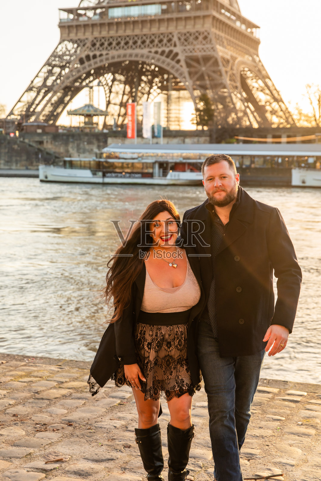 法国巴黎，这对幸福的情侣以埃菲尔铁塔为背景拍摄的垂直照片照片摄影图片