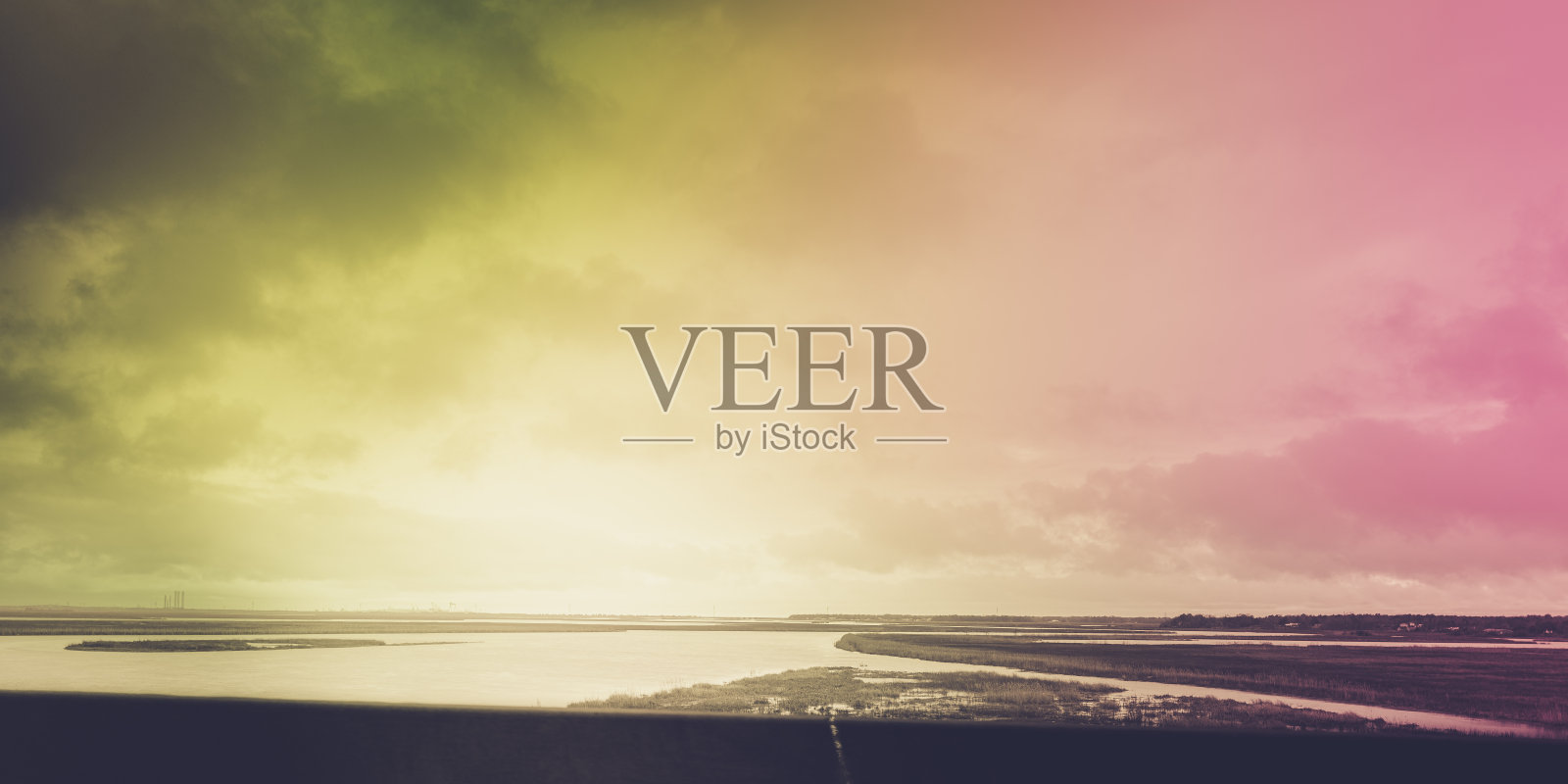 日出时戏剧性的冬季天气状况，帕斯卡古拉河上有大雨和大雾照片摄影图片