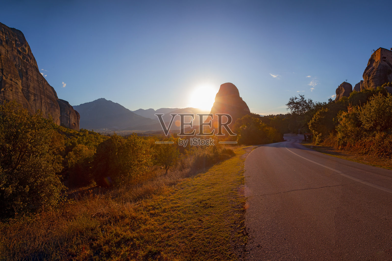 希腊，日落时分令人惊叹的修道院和迈泰奥拉岩石。照片摄影图片