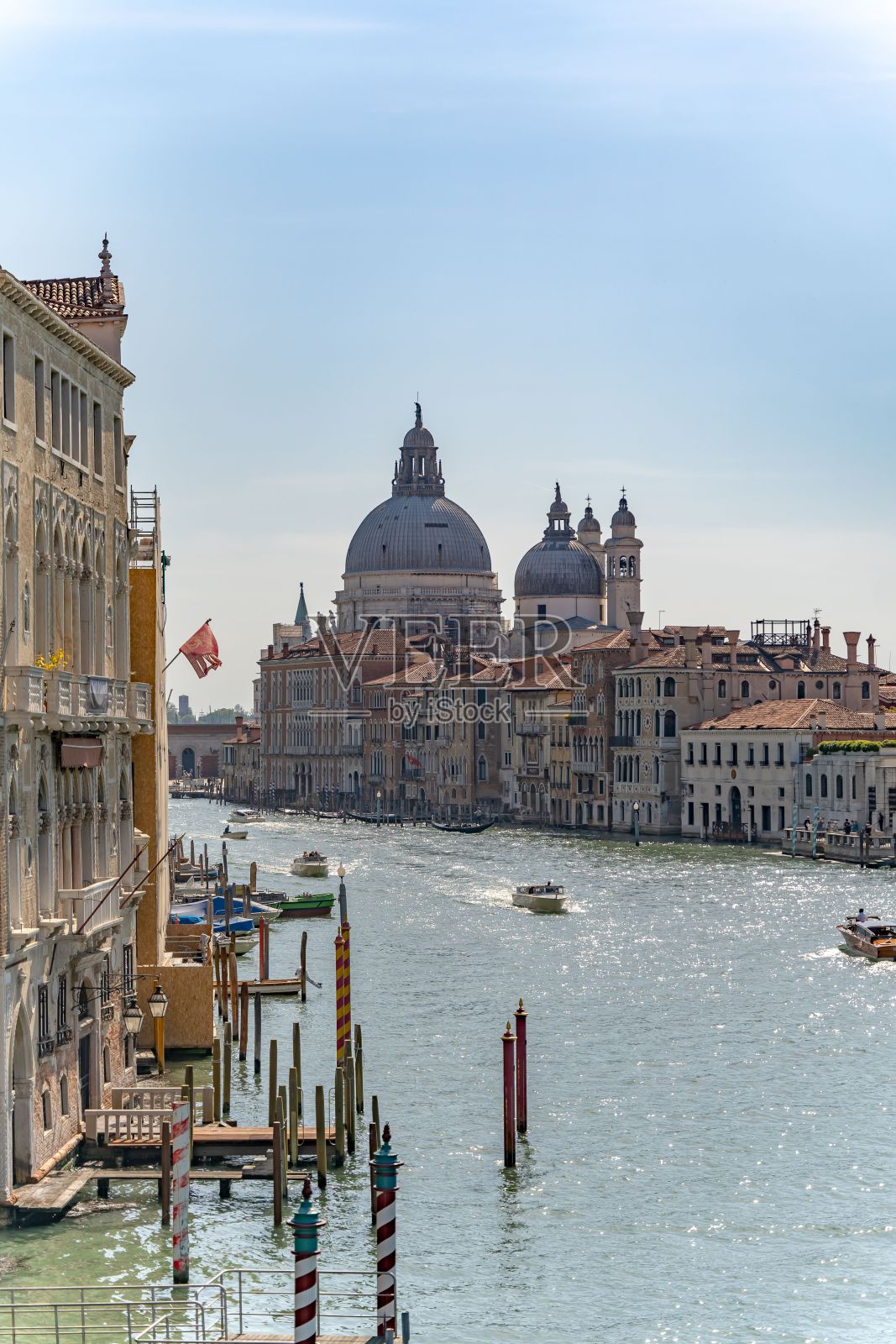 垂直拍摄的房子，建筑的圆顶和船在威尼斯，意大利，贡多拉照片摄影图片