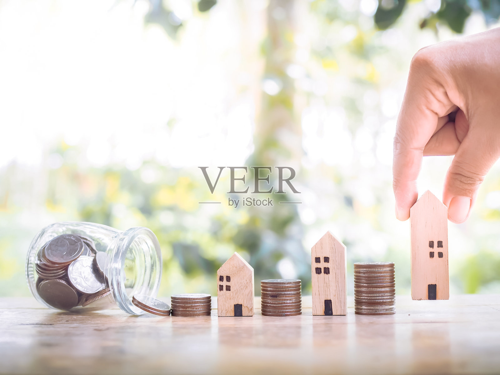 近距离牵手迷你房，开始存钱买房，投资物业概念照片摄影图片