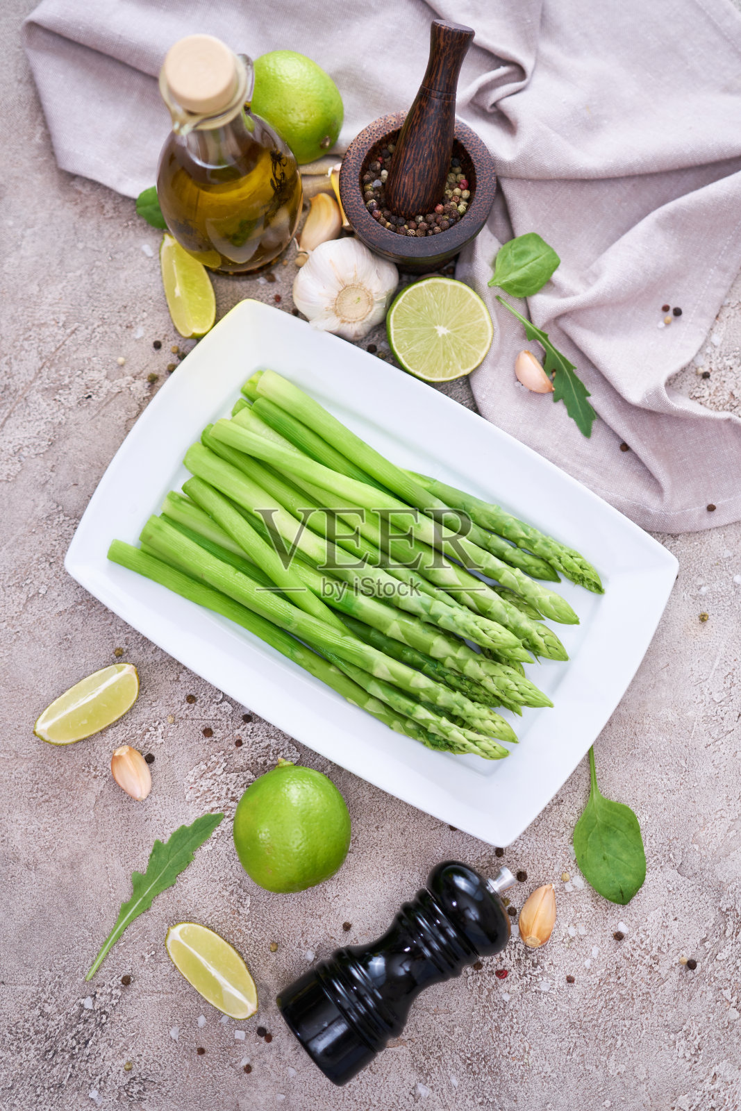 绿色有机天然芦笋在陶瓷白色盘子厨房餐桌照片摄影图片