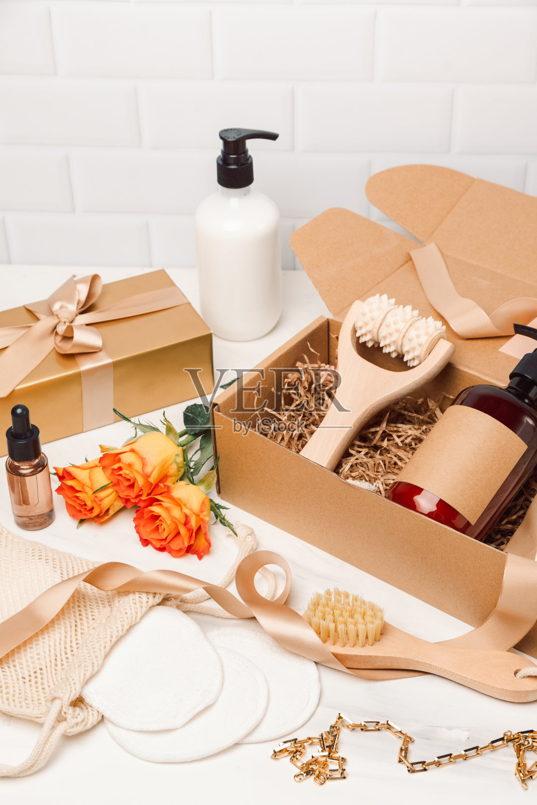 美容套装护肤护发产品乳液、啫喱、洗发水、精华液、按摩刷、卸妆棉照片摄影图片