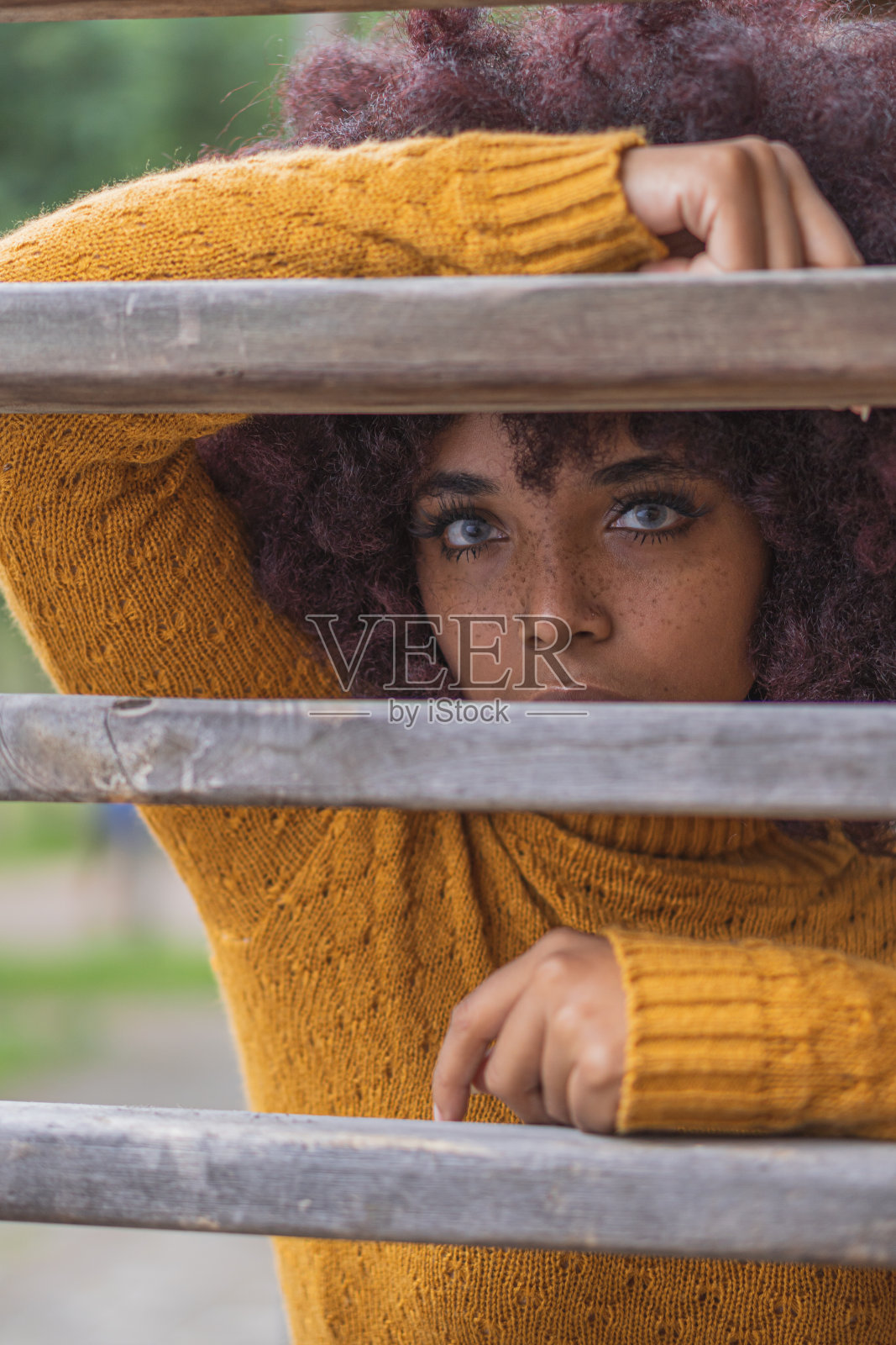 一个年轻的非裔美国妇女摆姿势拍照的垂直镜头。照片摄影图片