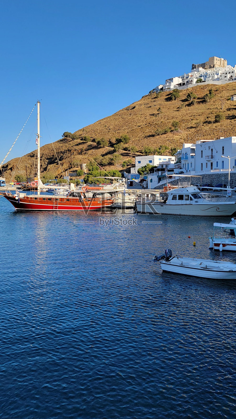 垂直拍摄的游艇和船只在港口上的岛屿在希腊照片摄影图片