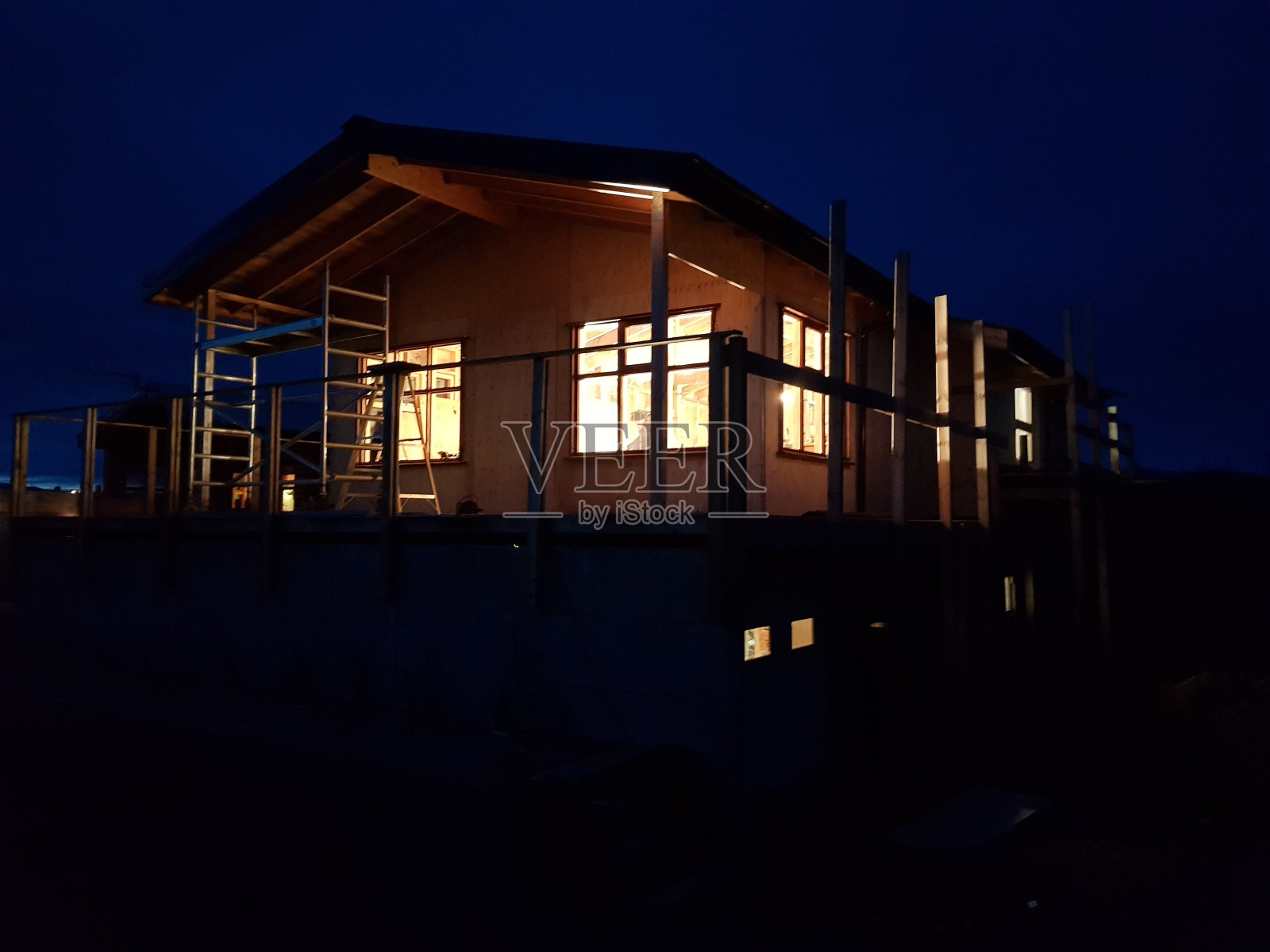 大房子在晚上装修照片摄影图片