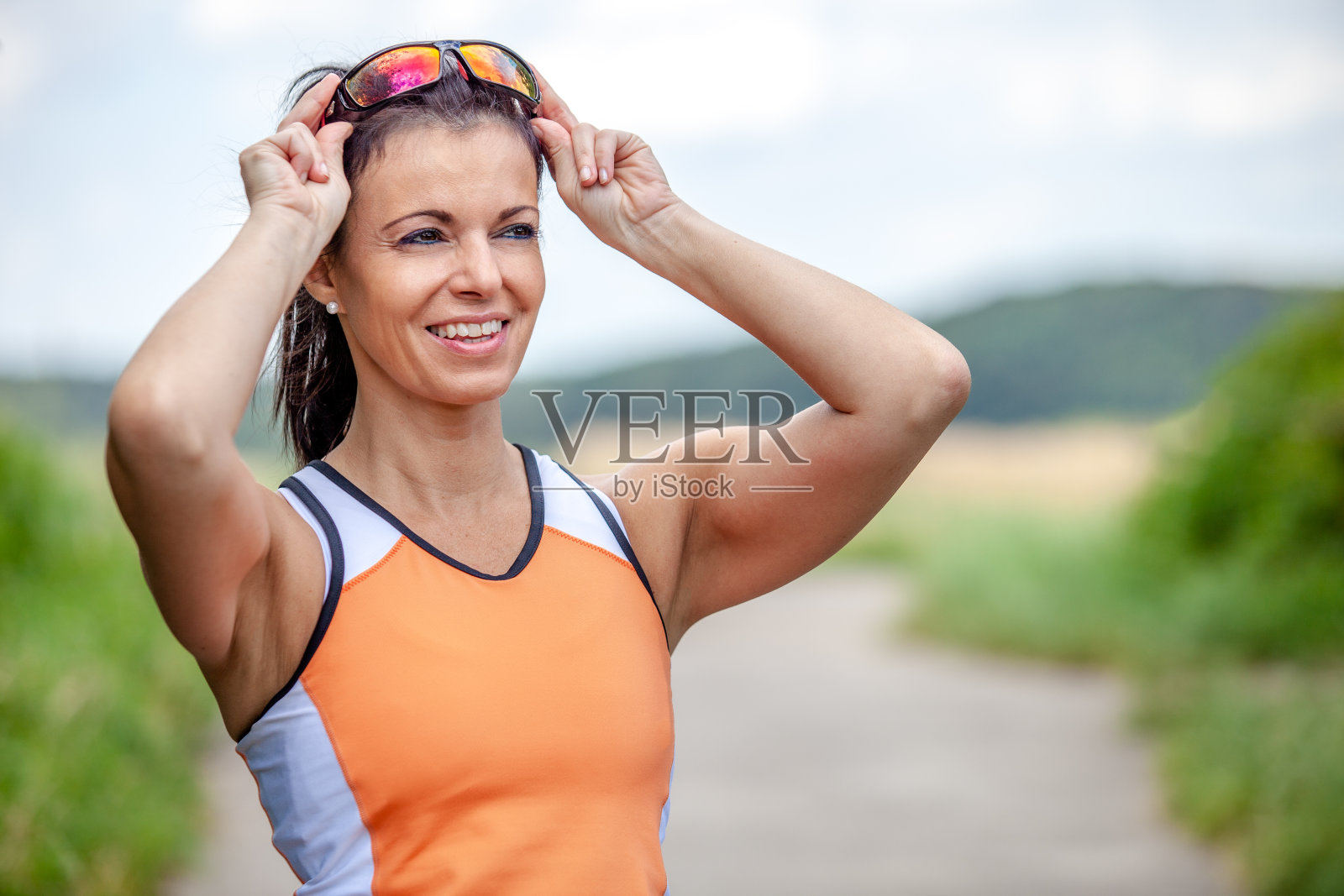 一个白人妇女在公园里做早操照片摄影图片