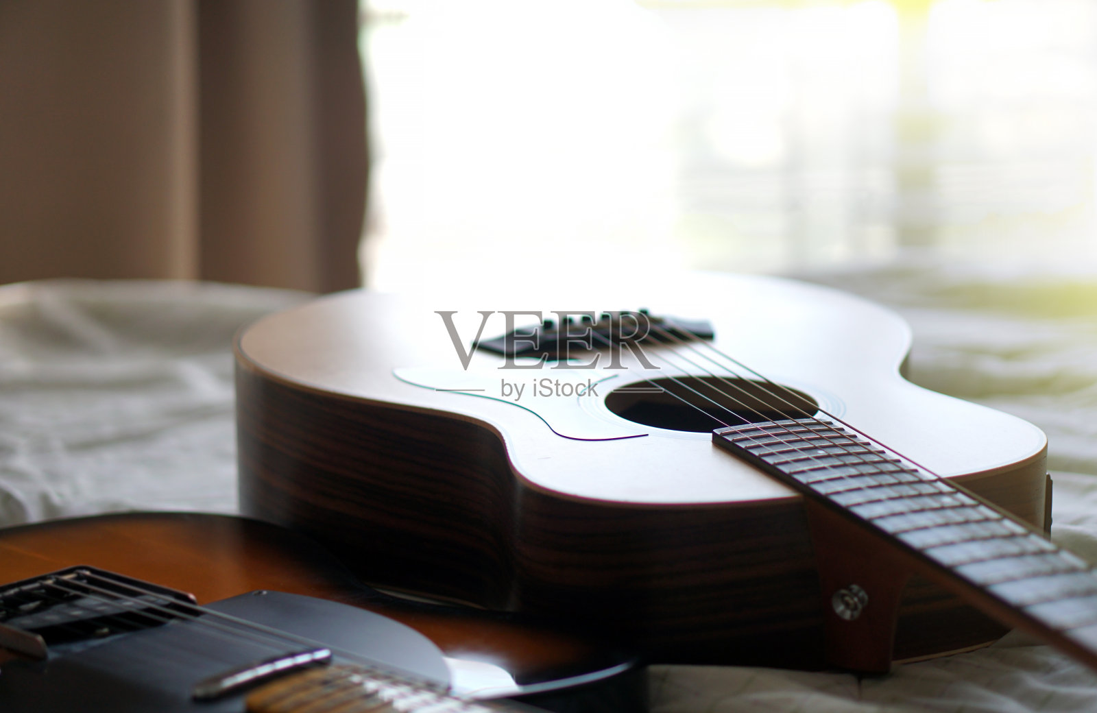 原声吉他，用来演奏音乐和音符，用于唱一首歌，宏观抽象照片摄影图片