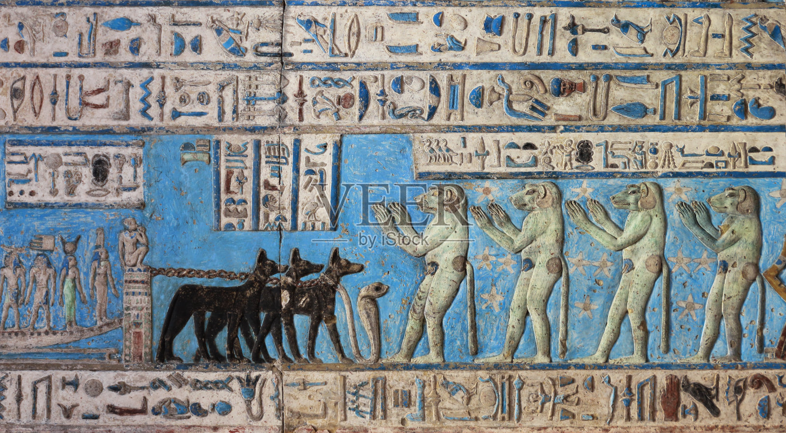 在丹德拉的哈索尔神庙天文天花板上，狒狒迎接和膜拜冉冉升起的太阳，埃及照片摄影图片