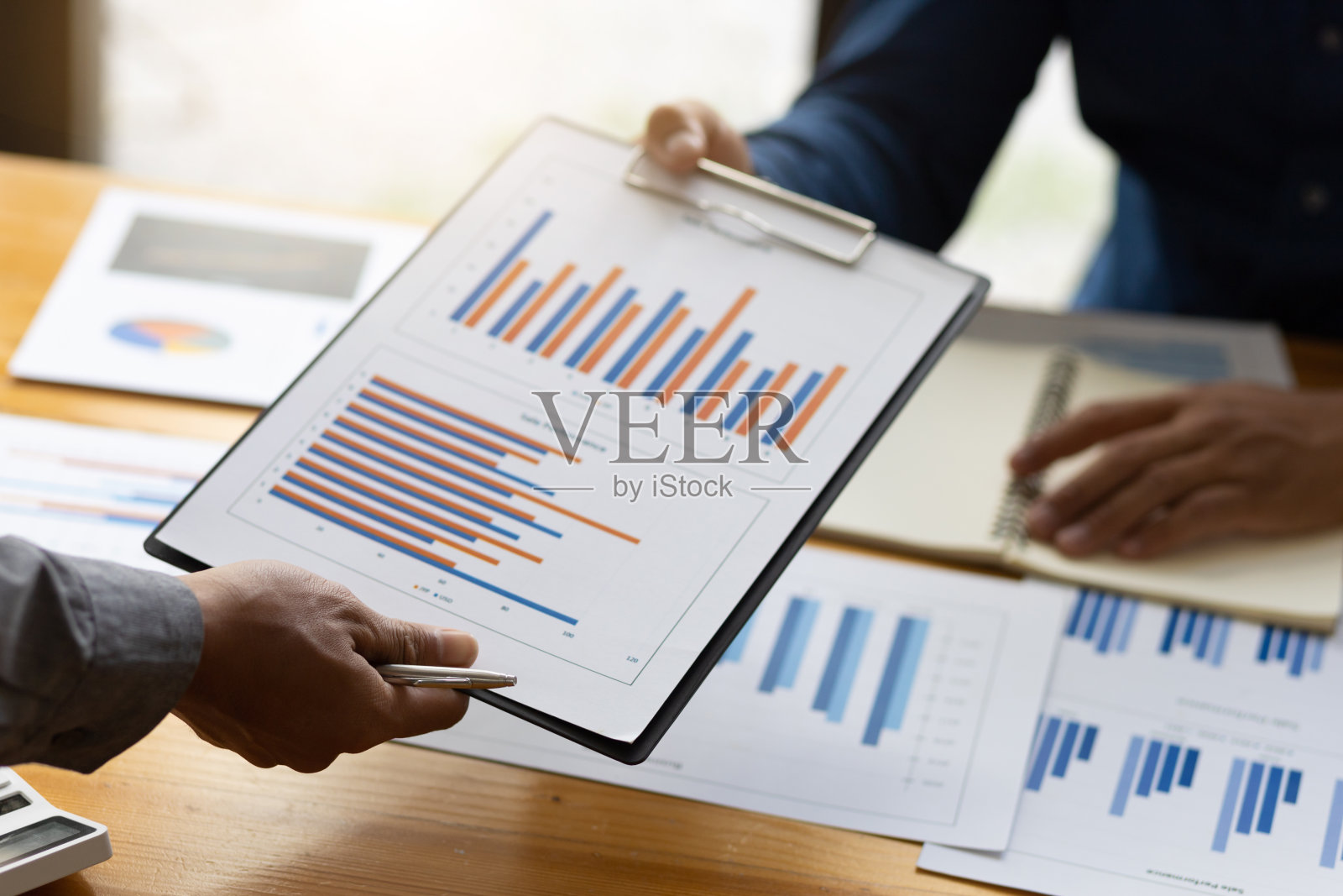 商务咨询会议，增长分析，市场营销，财务和会计规划。照片摄影图片