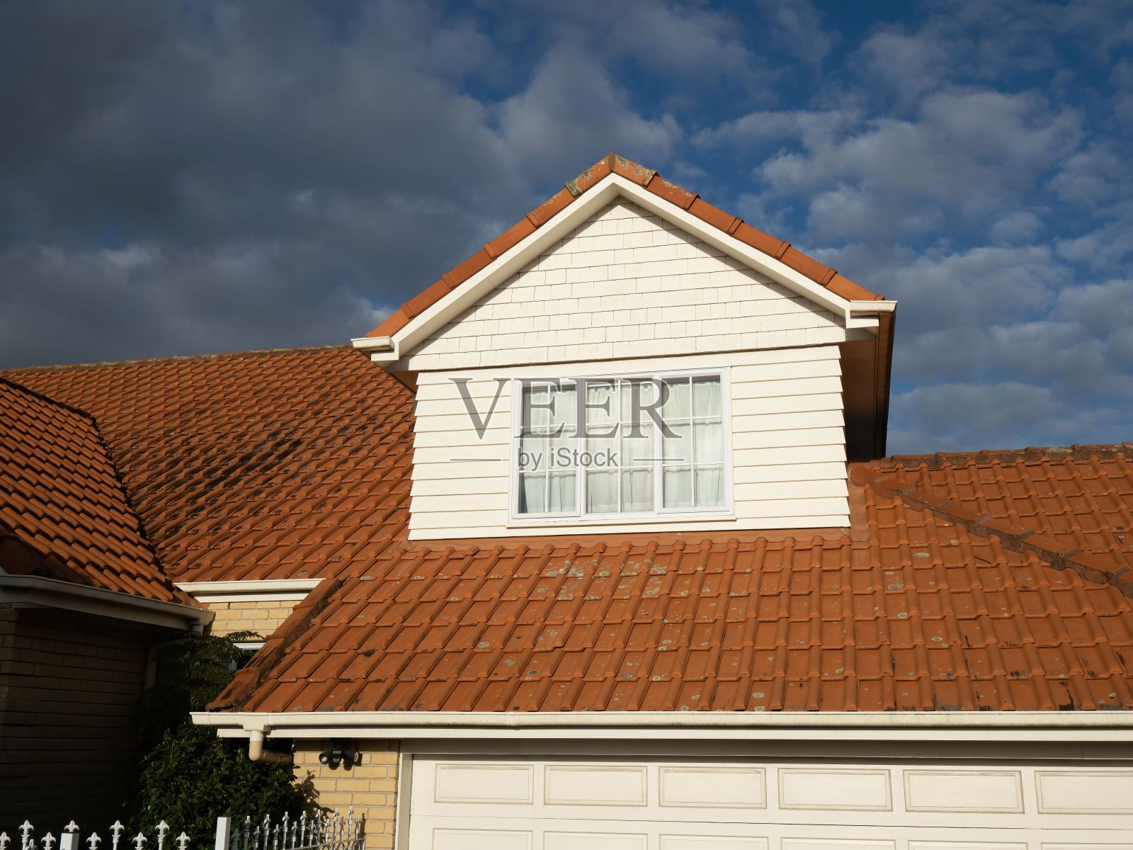 带窗户和混凝土瓦的倾斜屋顶天窗阁楼照片摄影图片