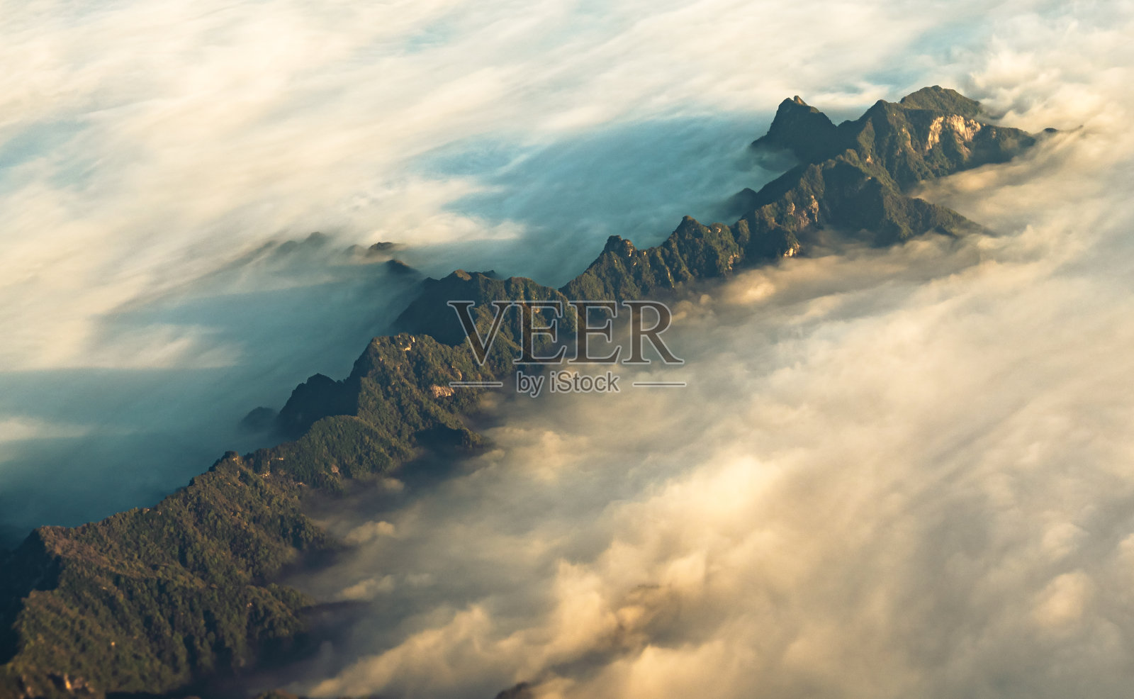 山脉在云层之上照片摄影图片