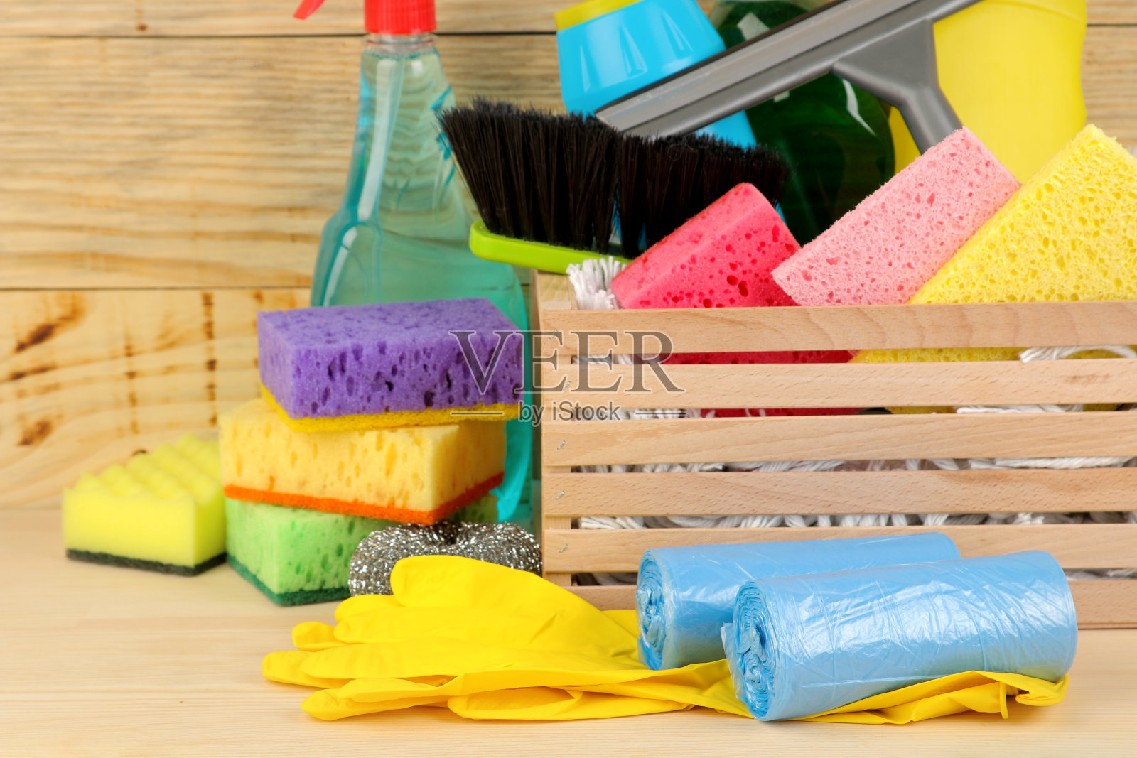 装有洗涤剂和清洁工具的瓶子放在一个天然木制背景的抽屉里。清洗。清洁产品。照片摄影图片