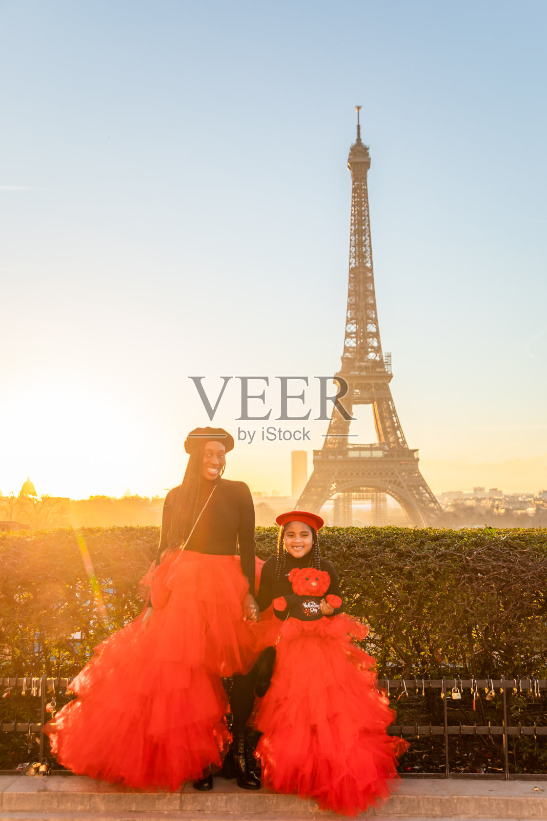 一位黑人母亲和她的女儿在法国巴黎的垂直镜头照片摄影图片