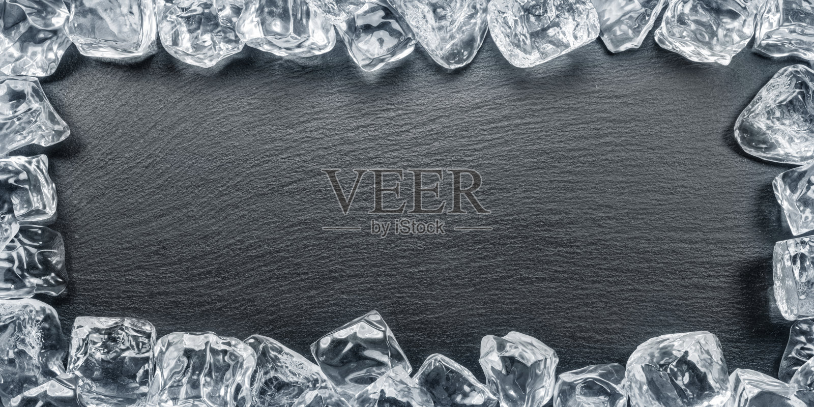 天然石材黑色石板盘子与冰块安排作为框架。平的。照片摄影图片