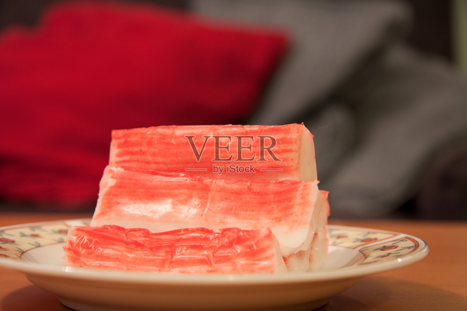 木桌上放着一盘蟹肉棒照片摄影图片