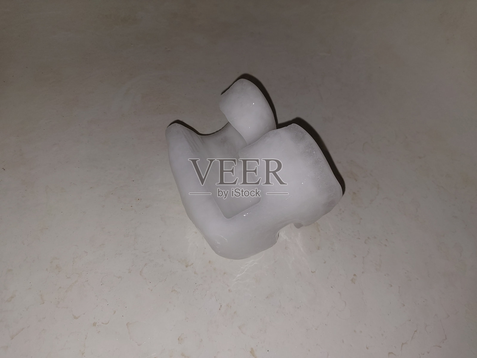 冰从冰箱的冷冻室掉下来照片摄影图片