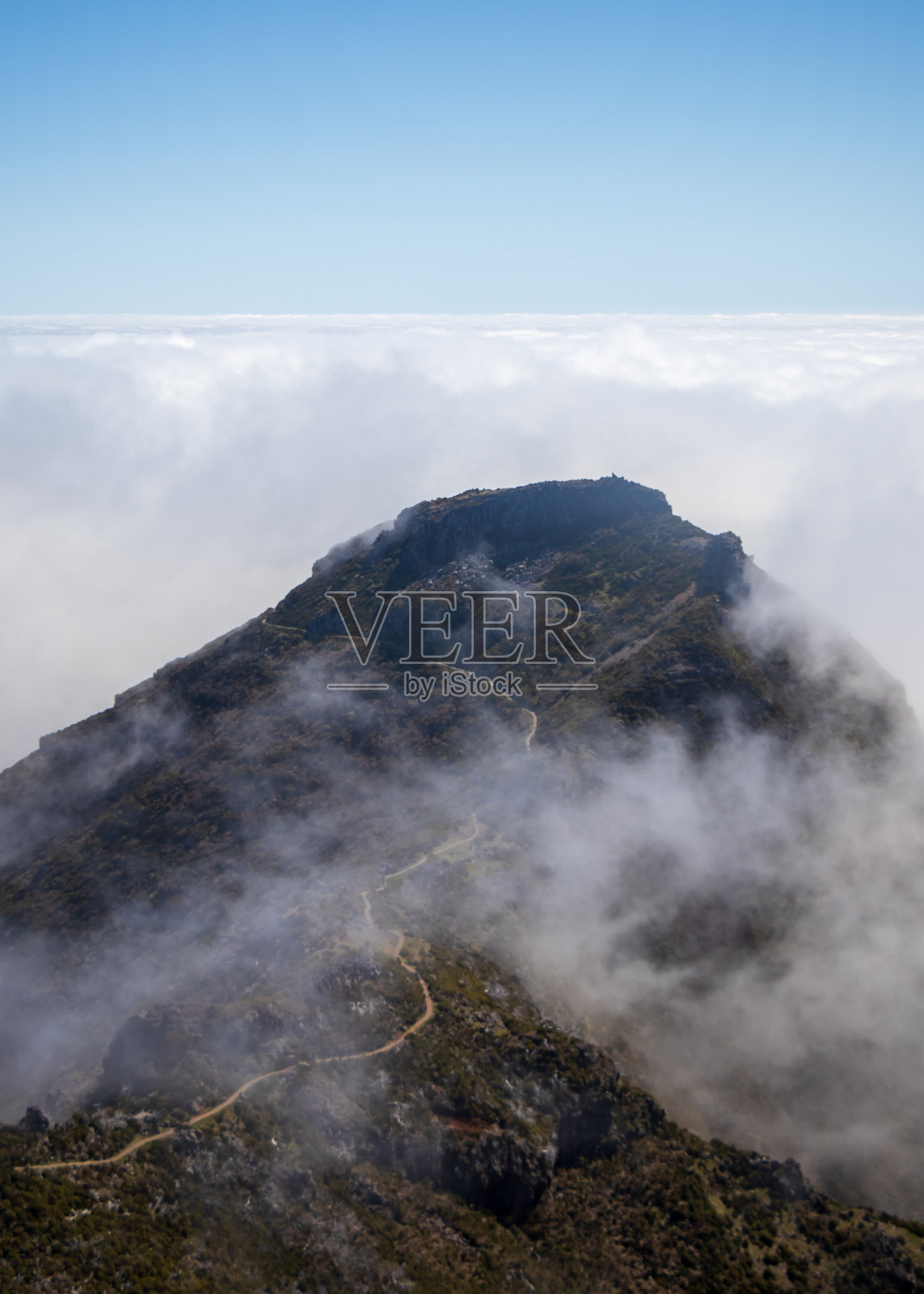 美丽的景色，著名的Pico Ruivo山脉覆盖着白云，葡萄牙Curral照片摄影图片