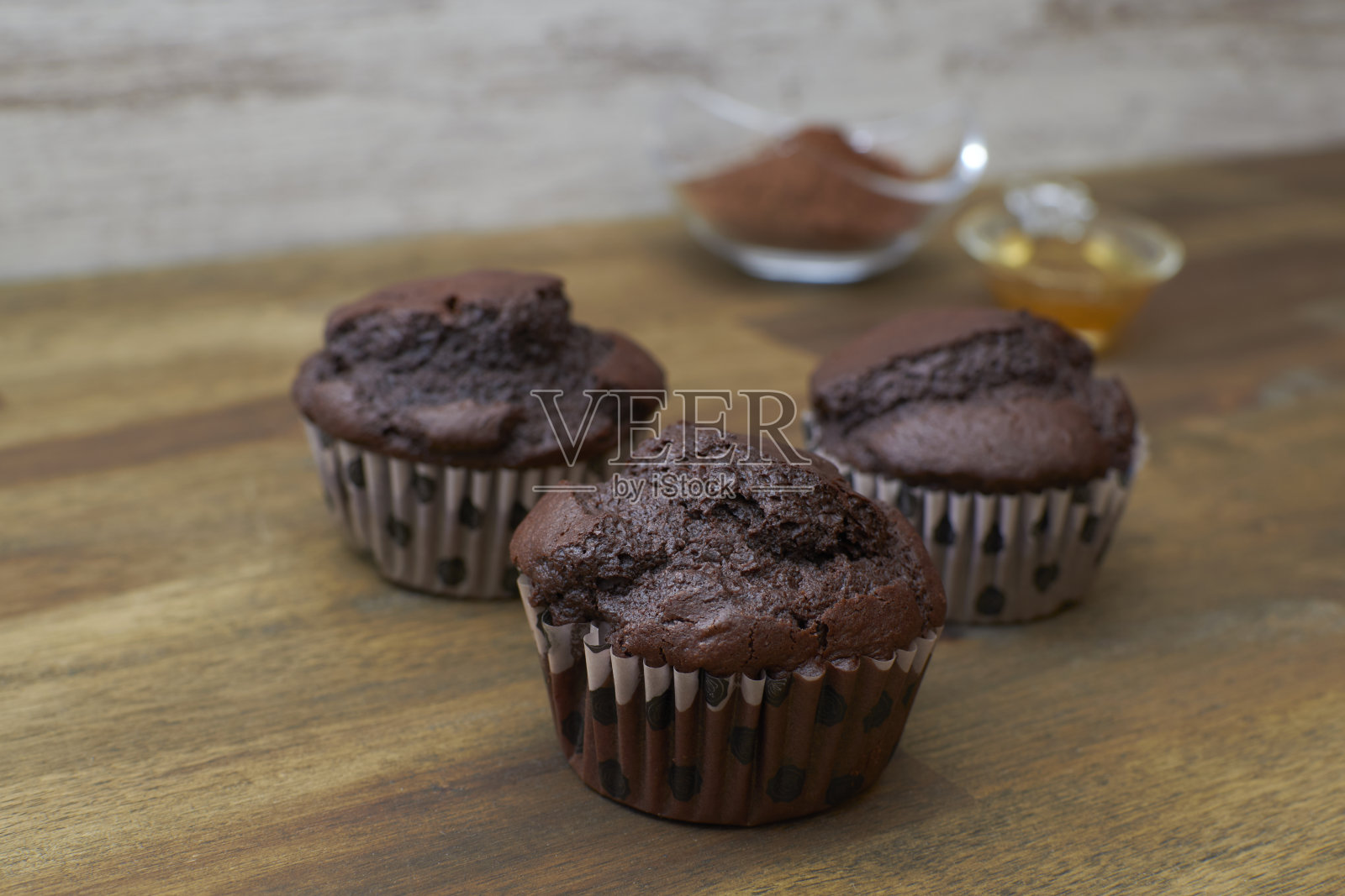 高角度拍摄美味的巧克力松饼放在木桌上照片摄影图片